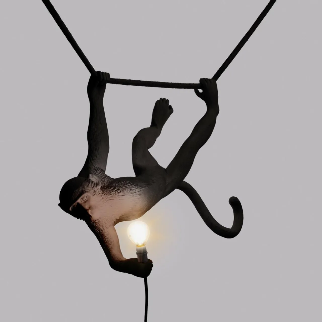 suspension_led_monkey_lamp_oscillante_noire_3.webp SELETTI Suspension LED Monkey Lamp oscillante noire^ Lampes Décoratives
