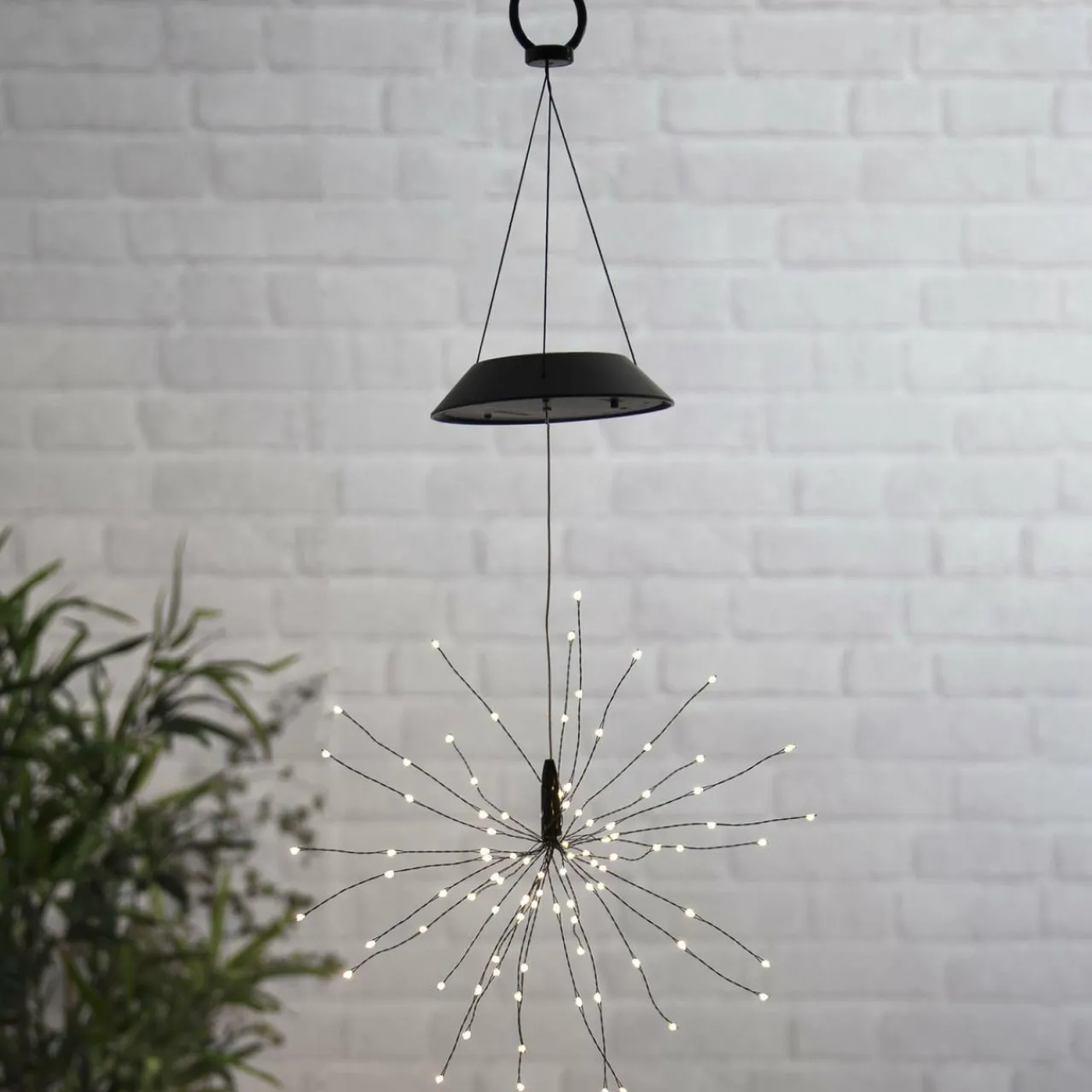 suspension_led_solaire_firework_0.webp STAR TRADING Suspension LED solaire Firework^ Lampes Décoratives