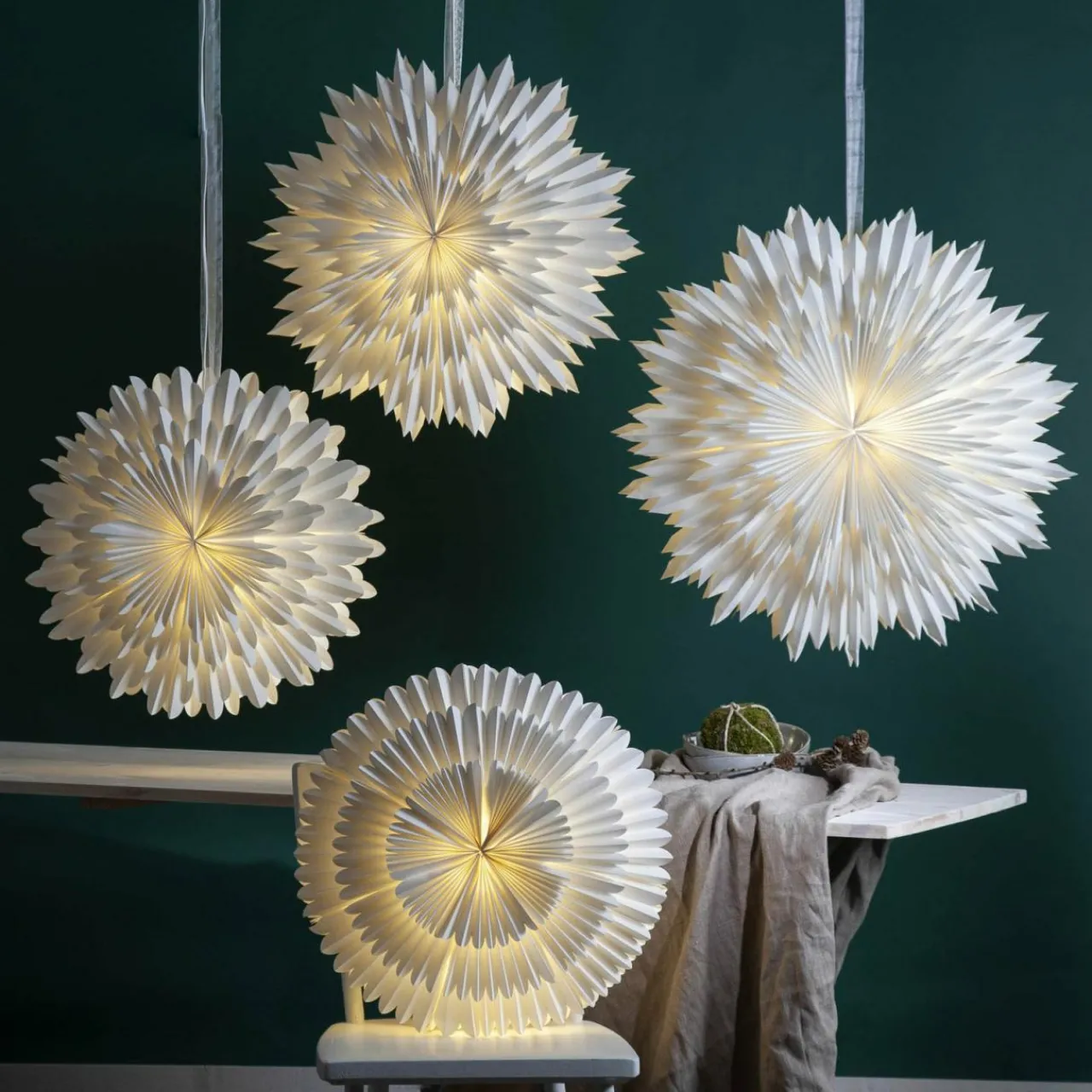 toile_dco_frost_papier_sans_douille_cm_blanc_3.webp STAR TRADING Étoile déco Frost papier sans douille Ø50cm blanc^ Lumière De Noël