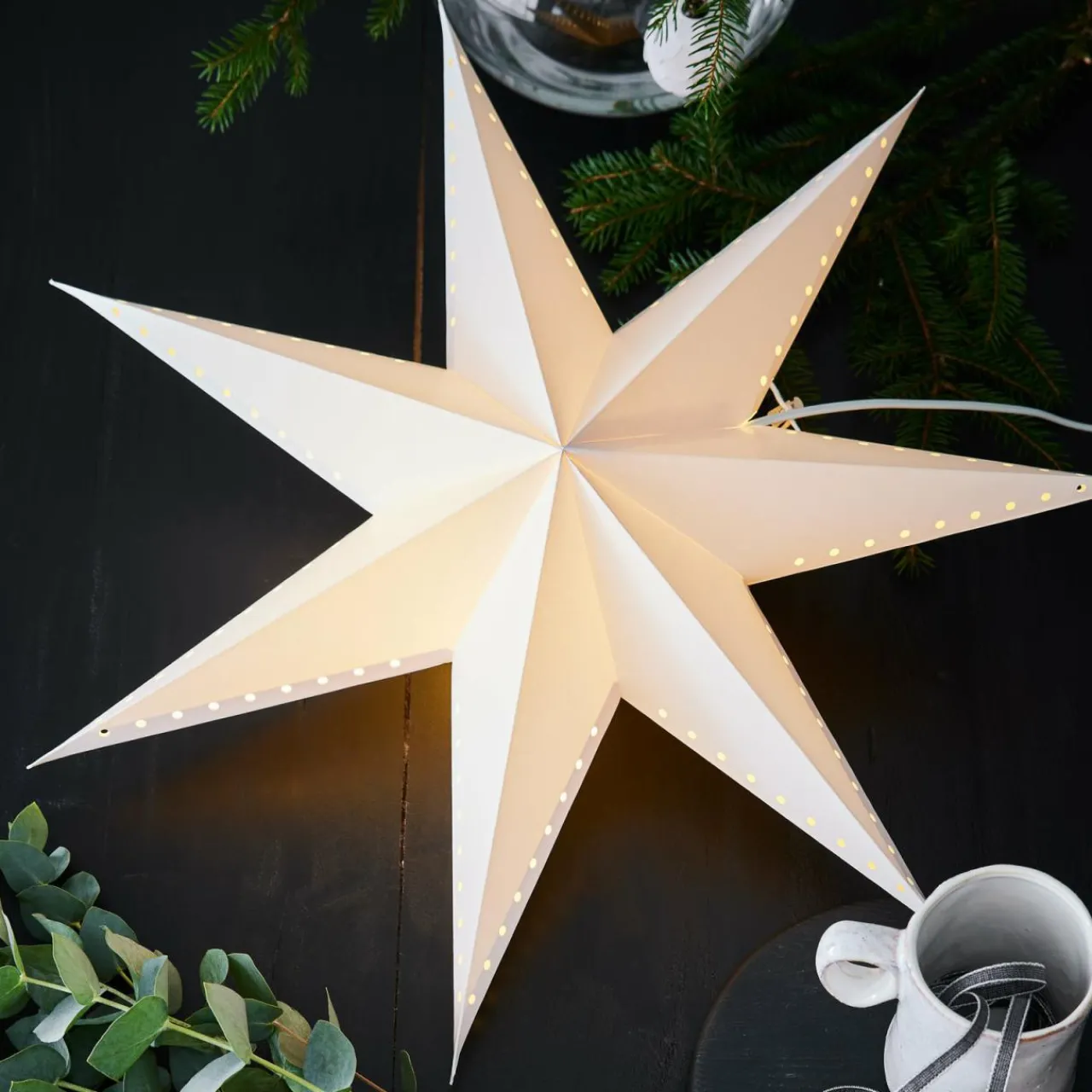 toile_dcorative_lively_suspendue_blanche___cm_1-1.webp Markslöjd Étoile décorative Lively, suspendue, blanche, Ø 60 cm^ Lumière De Noël