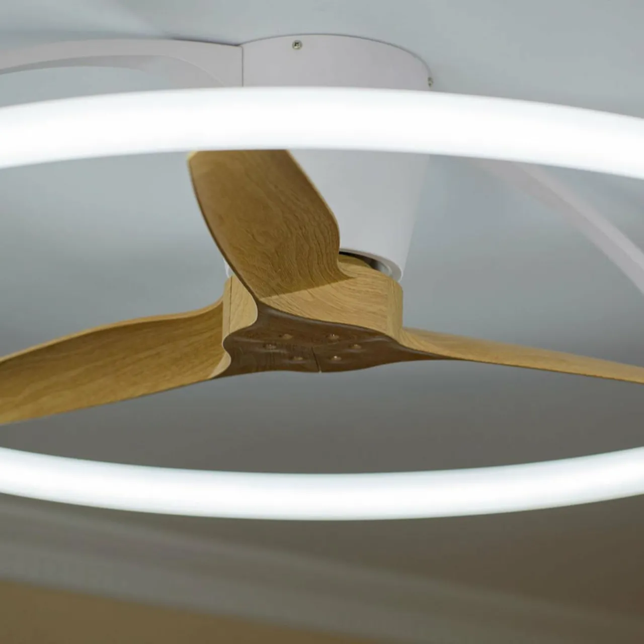 ventilateur_de_plafond_led_smart_nepal_blanchtre_dc_silencieux_3.webp Mantra Iluminación Ventilateur de plafond LED Smart Nepal, blanc/hêtre, DC, silencieux^ Ventilateurs