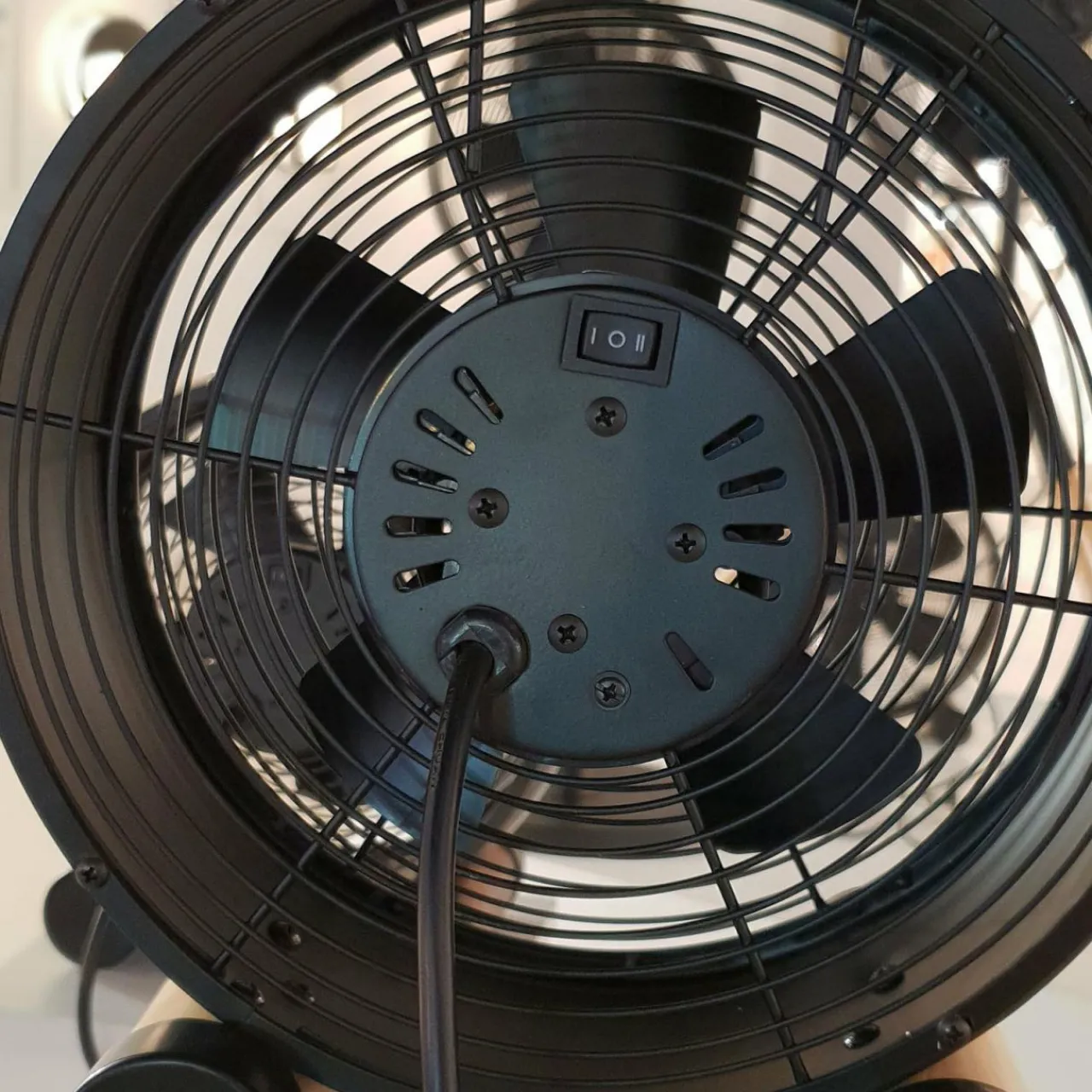 ventilateur_de_table_beacon_breeze_noirfrne___cm_silencieux_1-1.webp Beacon Lighting Ventilateur de table Beacon Breeze, noir/frêne, Ø 20 cm, silencieux^ Ventilateurs