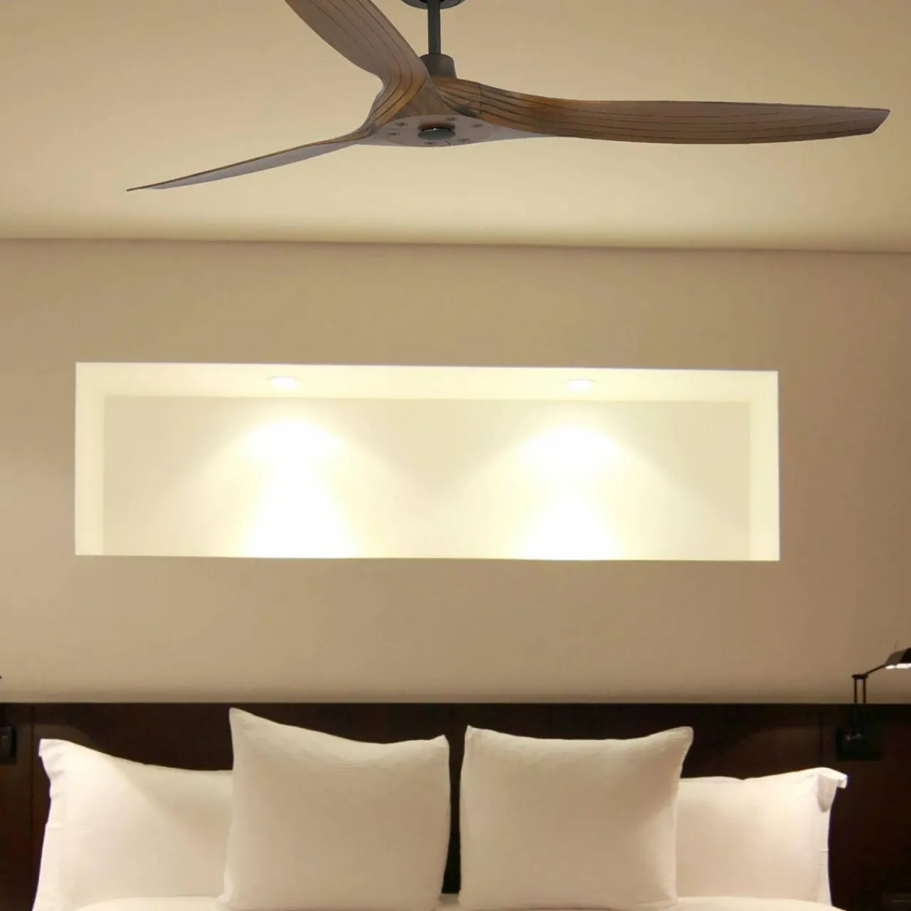 ventilateur_plafond_morea_l_dc__pales_brun_fonc_1.webp FARO BARCELONA Ventilateur plafond Morea L DC 3 pales brun foncé^ Ventilateurs