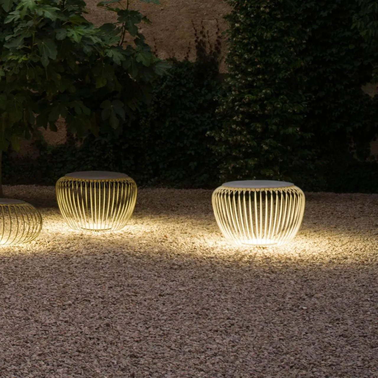 vibia_meridiano__lampe_ext__cm_crme_3.webp Vibia Meridiano 4710 lampe ext., Ø 64 cm, crème^ Lampes Décoratives