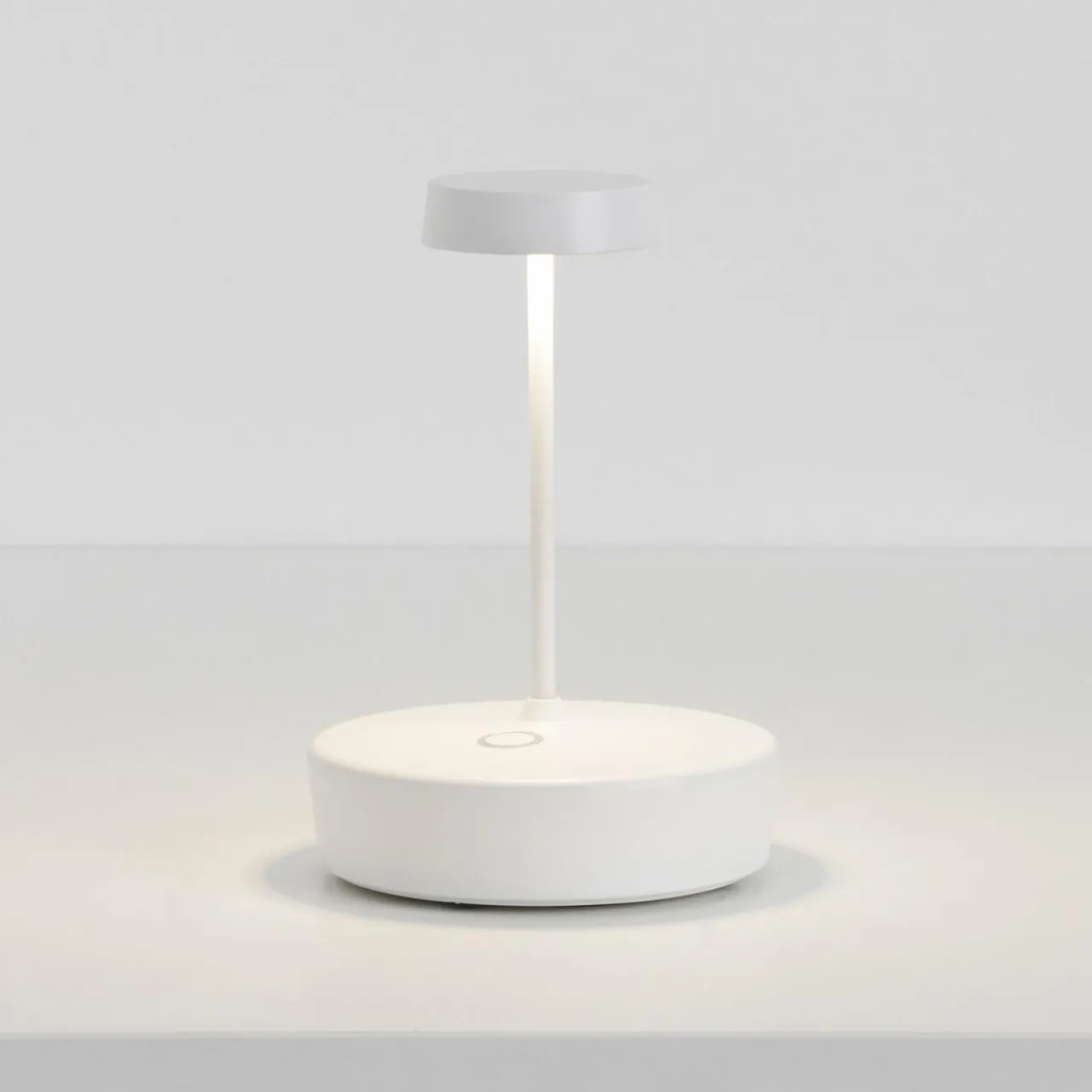 zafferano_lampe__poser_led_rechargeable_swap_mini_blanc__cm_ip_1.webp Zafferano Lampe à poser LED rechargeable Swap mini, blanc, 15 cm, IP65^ Lampes Décoratives
