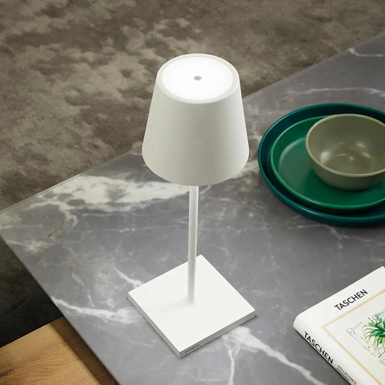 zafferano_poldina_l_desk_lampe_batterie_ip_blanc_0.webp Zafferano Poldina L Desk lampe batterie IP54 blanc^ Lampes Décoratives